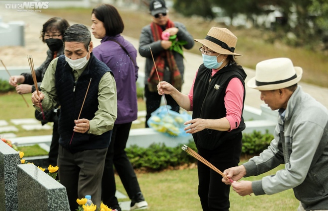 Người H&agrave; Nội vượt cả chục km đi tảo mộ, mời tổ ti&ecirc;n về đ&oacute;n Tết - Ảnh 10.