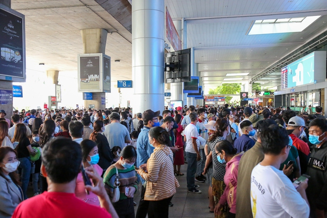 Sân bay Tân Sơn Nhất đông đúc khách quốc tế trong ngày đầu Trung Quốc mở cửa - Ảnh 14.