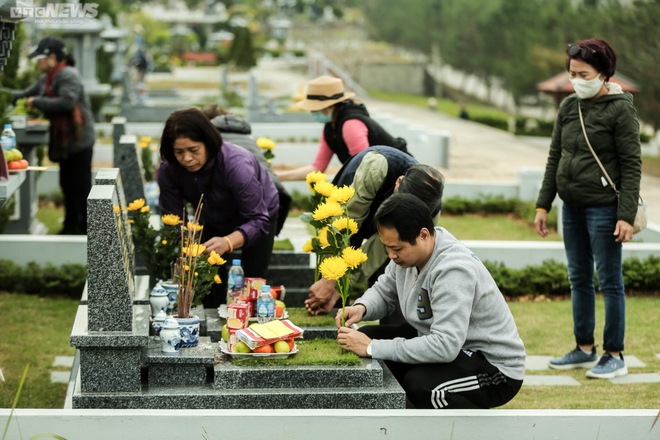 Người H&agrave; Nội vượt cả chục km đi tảo mộ, mời tổ ti&ecirc;n về đ&oacute;n Tết - Ảnh 9.