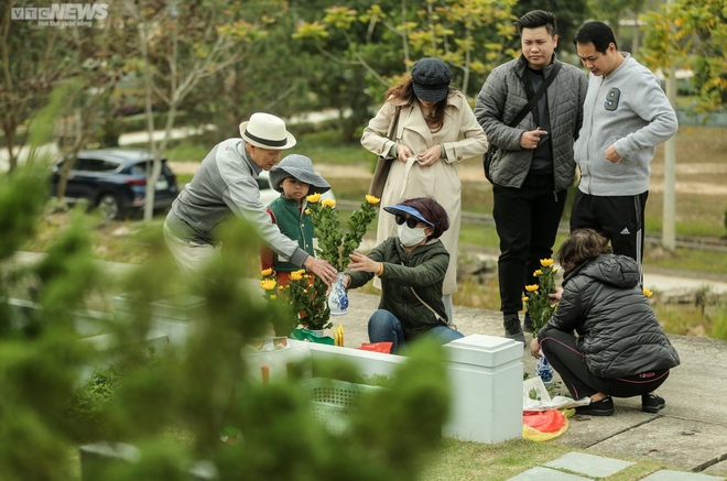 Người H&agrave; Nội vượt cả chục km đi tảo mộ, mời tổ ti&ecirc;n về đ&oacute;n Tết - Ảnh 8.