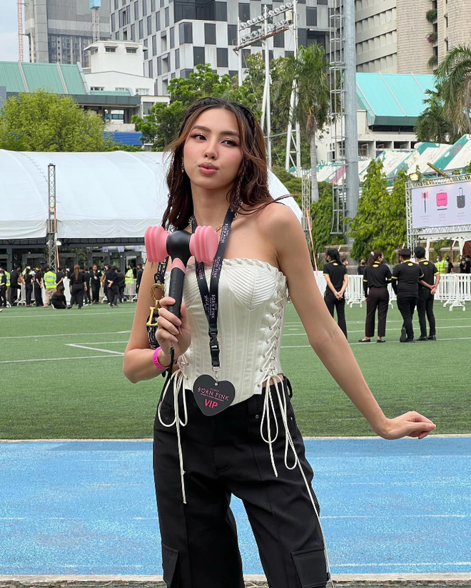 Hoa hậu Thùy Tiên được báo Thái Lan đưa hẳn tin khi đến xem concert BLACKPINK, Á hậu xứ chùa vàng vào phản ứng - Ảnh 5.