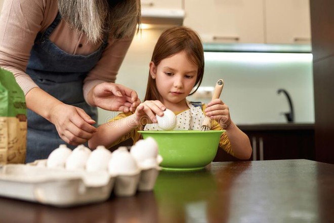 Nếu con làm vỡ 1 quả trứng, bạn sẽ ứng xử ra sao? - Hành động của bà mẹ này xứng đáng nhận điểm 10 về cách dạy con - Ảnh 1.