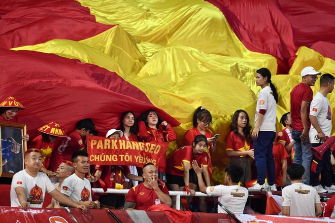 CĐV Việt Nam phủ kín sân Mỹ Đình, vỡ oà khi ĐT Việt Nam dẫn trước Indonesia trong trận bán kết lượt về - Ảnh 15.