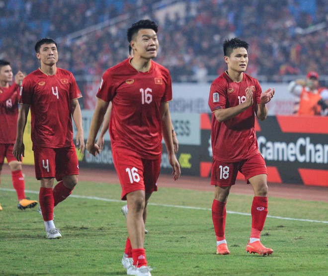 Văn Hậu cắp nách Quang Hải lên ăn mừng tuyển Việt Nam vào chung kết AFF Cup 2022 - Ảnh 8.