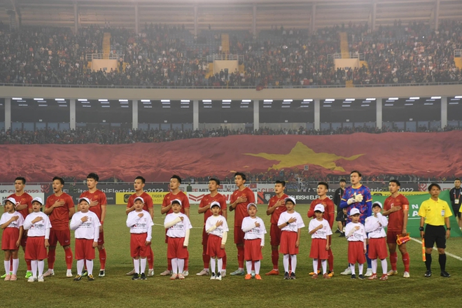 CĐV Việt Nam phủ kín sân Mỹ Đình, vỡ oà khi ĐT Việt Nam dẫn trước Indonesia trong trận bán kết lượt về - Ảnh 7.