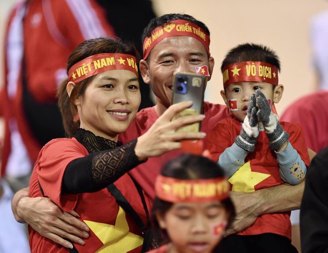CĐV Việt Nam phủ kín sân Mỹ Đình, vỡ oà khi ĐT Việt Nam dẫn trước Indonesia trong trận bán kết lượt về - Ảnh 6.