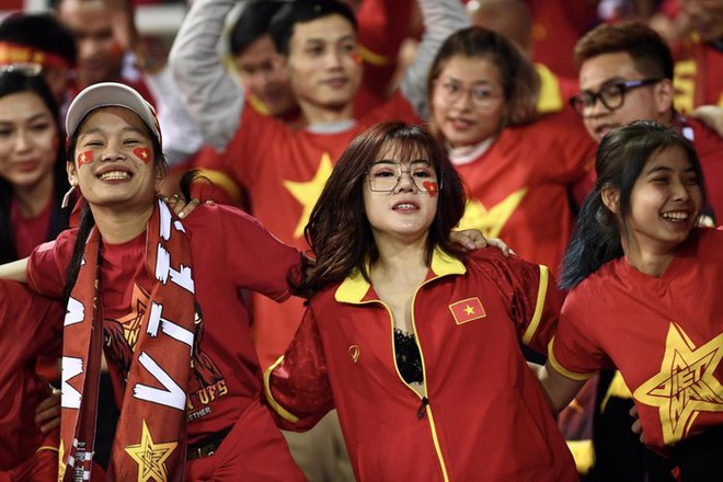 CĐV Việt Nam phủ kín sân Mỹ Đình, vỡ oà khi ĐT Việt Nam dẫn trước Indonesia trong trận bán kết lượt về - Ảnh 5.