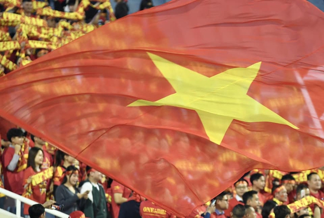 CĐV Việt Nam phủ kín sân Mỹ Đình, vỡ oà khi ĐT Việt Nam dẫn trước Indonesia trong trận bán kết lượt về - Ảnh 3.