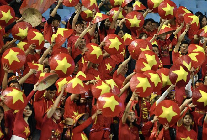 CĐV Việt Nam phủ kín sân Mỹ Đình, vỡ oà khi ĐT Việt Nam dẫn trước Indonesia trong trận bán kết lượt về - Ảnh 2.