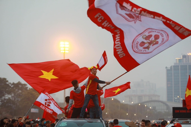CĐV Việt Nam phủ kín sân Mỹ Đình, vỡ oà khi ĐT Việt Nam dẫn trước Indonesia trong trận bán kết lượt về - Ảnh 1.