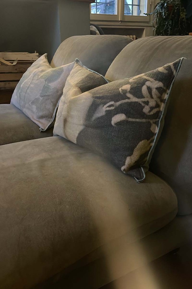 Mẹo trang trí sofa bằng gối giúp phòng khách xinh xắn và ấm cúng - Ảnh 2.