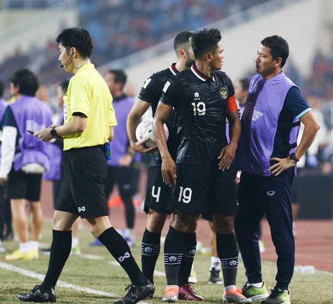 Văn Hậu nhận thẻ vàng tranh cãi, trợ lý Anh Đức bị cầu thủ Indonesia đẩy - Ảnh 5.