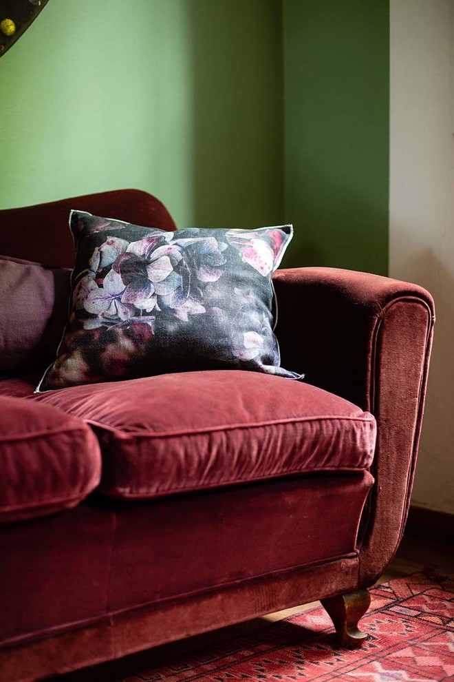 Mẹo trang trí sofa bằng gối giúp phòng khách xinh xắn và ấm cúng - Ảnh 1.