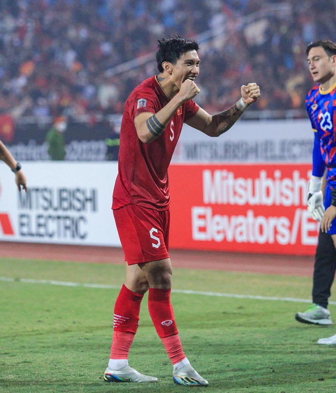 Văn Hậu cắp nách Quang Hải lên ăn mừng tuyển Việt Nam vào chung kết AFF Cup 2022 - Ảnh 6.