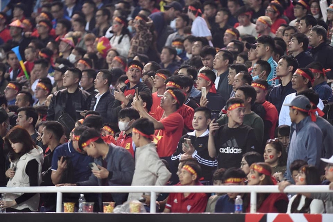 CĐV Việt Nam phủ kín sân Mỹ Đình, vỡ oà khi ĐT Việt Nam dẫn trước Indonesia trong trận bán kết lượt về - Ảnh 12.
