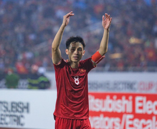 Văn Hậu cắp nách Quang Hải lên ăn mừng tuyển Việt Nam vào chung kết AFF Cup 2022 - Ảnh 5.