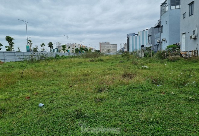 Chi ch&iacute;t hố trụ b&ecirc; t&ocirc;ng giăng bẫy tr&ecirc;n b&atilde;i đất trống ở Đ&agrave; Nẵng - Ảnh 7.