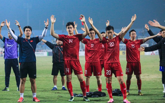 Văn Hậu cắp nách Quang Hải lên ăn mừng tuyển Việt Nam vào chung kết AFF Cup 2022 - Ảnh 4.