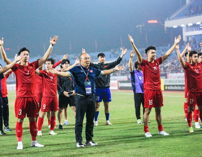 Văn Hậu cắp nách Quang Hải lên ăn mừng tuyển Việt Nam vào chung kết AFF Cup 2022 - Ảnh 3.