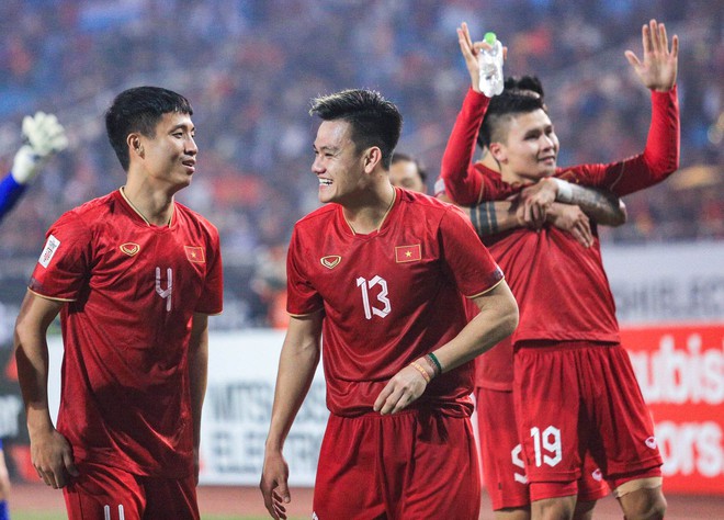 Văn Hậu cắp nách Quang Hải lên ăn mừng tuyển Việt Nam vào chung kết AFF Cup 2022 - Ảnh 2.