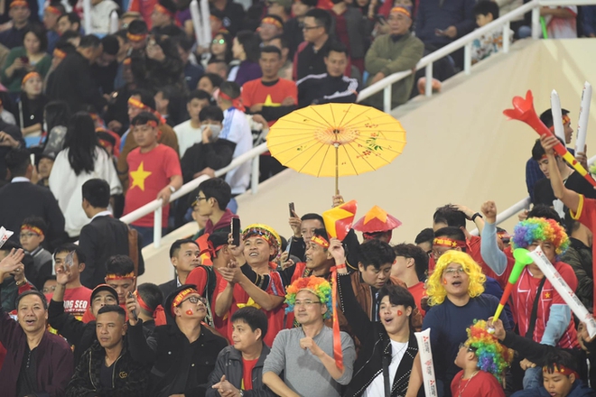 CĐV Việt Nam phủ kín sân Mỹ Đình, vỡ oà khi ĐT Việt Nam dẫn trước Indonesia trong trận bán kết lượt về - Ảnh 9.