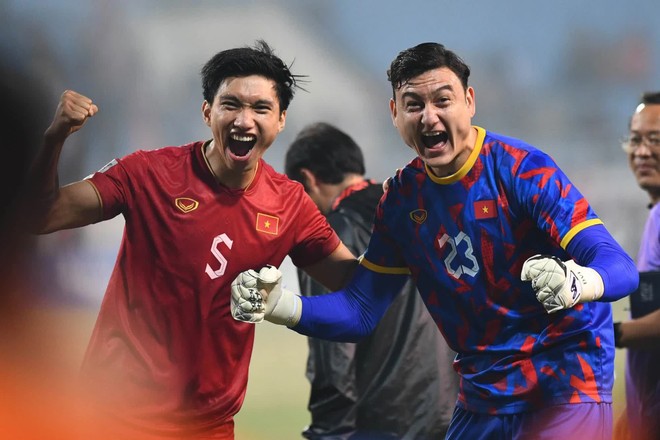 Văn Hậu cắp nách Quang Hải lên ăn mừng tuyển Việt Nam vào chung kết AFF Cup 2022 - Ảnh 1.