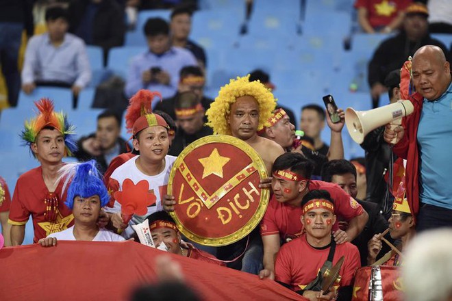 CĐV Việt Nam phủ kín sân Mỹ Đình, vỡ oà khi ĐT Việt Nam dẫn trước Indonesia trong trận bán kết lượt về - Ảnh 8.