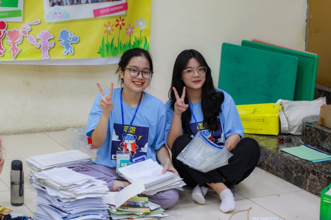Hơn 2 tấn giấy, 47kg chai lọ, 12.000 bộ quần áo được thu gom trong một sự kiện do học sinh tổ chức - Ảnh 8. Hơn 2 tấn giấy, 47kg chai lọ, 12.000 bộ quần áo được thu gom trong một sự kiện do học sinh tổ chức - Ảnh 8.