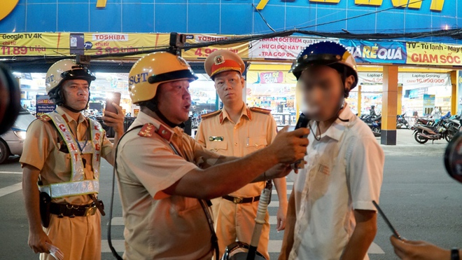 VIDEO: Nhiều người ở TP HCM đứng hình vì uống vài ly cho vui trong đêm 30-9 - Ảnh 7.