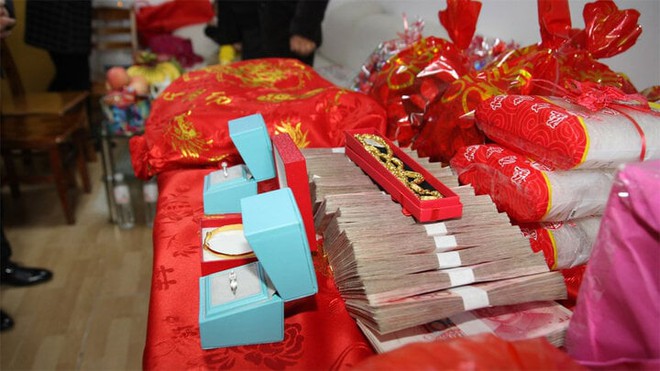 Trả nợ thay mẹ chồng 8 năm chưa xong, n&agrave;ng d&acirc;u suy sụp biết đ&oacute; l&agrave; tiền s&iacute;nh lễ - Ảnh 2.