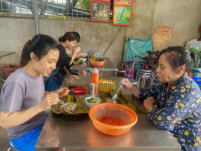 Hàng bánh giò có chỗ ngồi như rạp cưới,…