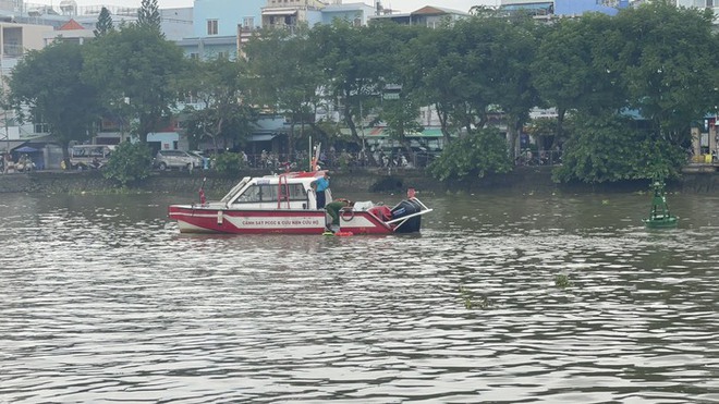 TPHCM: Cảnh sát nhảy sông cứu nam thanh niên đuối nước - Ảnh 1.