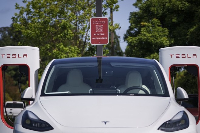 Các hãng ô tô truyền thống nguy thật rồi - Xe điện Tesla giờ đây đã rẻ hơn cả xe xăng - Ảnh 1.