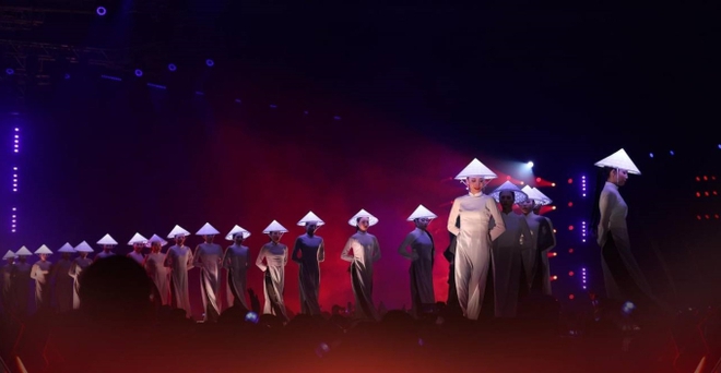 Phần trình diễn của Mikelodic tại Rap Việt Concert bị tố vay mượn ý tưởng từ show Ký ức Hội An? - Ảnh 4.
