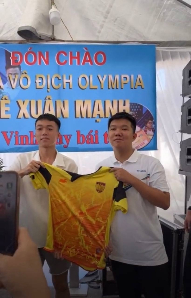 Thanh niên xóm xin vía học giỏi của Quán quân Olympia 2023, Xuân Mạnh có ứng xử được khen ngợi - Ảnh 7. Thanh niên xóm xin vía học giỏi của Quán quân Olympia 2023, Xuân Mạnh có ứng xử được khen ngợi - Ảnh 7.