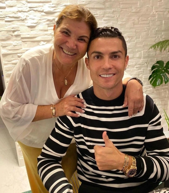 Được hỏi vì sao giàu có nhưng vẫn sống chung mà không mua nhà riêng cho mẹ, Ronaldo đưa ra câu trả lời gây xúc động mạnh - Ảnh 1.
