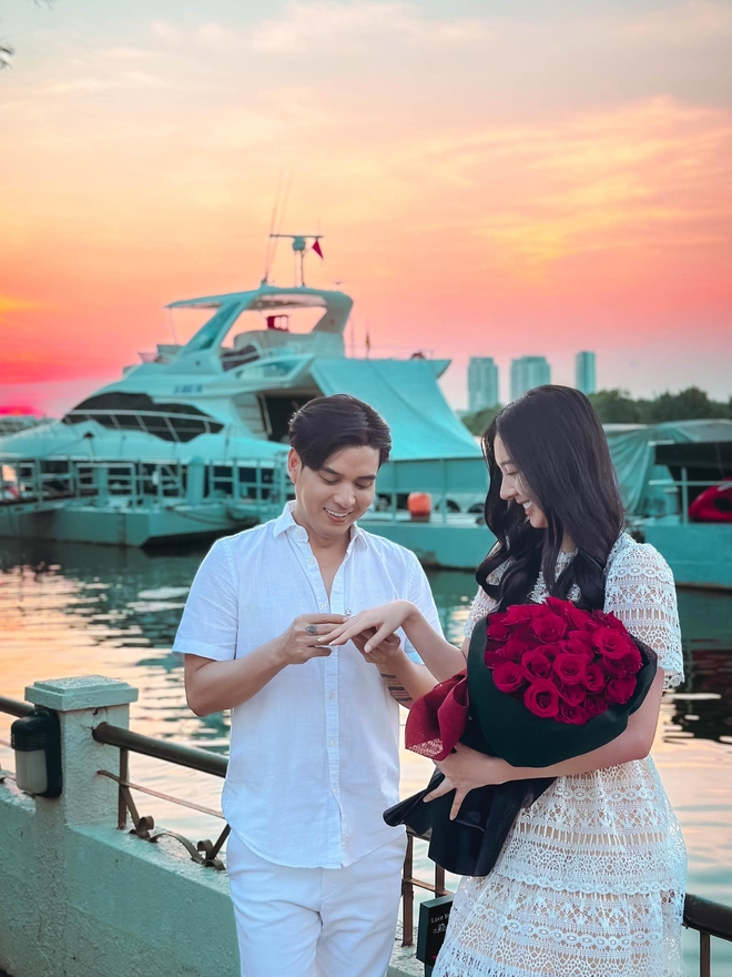 Couple chênh 17 tuổi đăng ký kết hôn sau bốn tháng quen nhau, giờ &quot;tấu hài&quot; mỗi ngày trong biệt thự 23 tỷ - Ảnh 1.