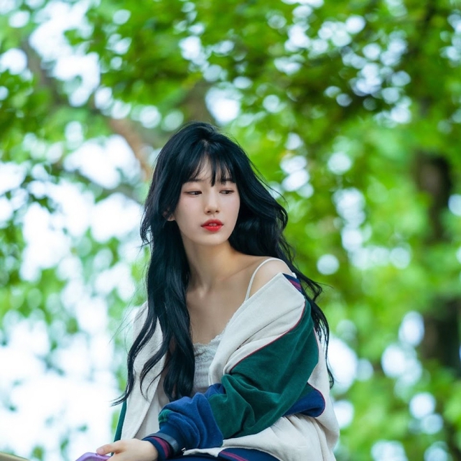 Style đẹp điên của Bae Suzy trong phim mới, bạn nên cắp sách vở học theo nếu muốn trở nên sành điệu hơn - Ảnh 4. Style đẹp điên của Bae Suzy trong phim mới, bạn nên cắp sách vở học theo nếu muốn trở nên sành điệu hơn - Ảnh 4.