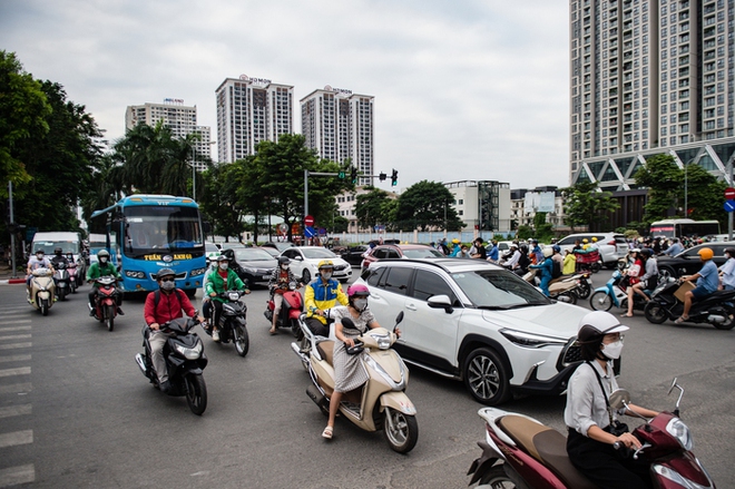 Hà Nội: Giao thông hỗn loạn sau khi tiến hành thí điểm trên đường Lê Đức Thọ - Nguyễn Hoàng - Ảnh 2.