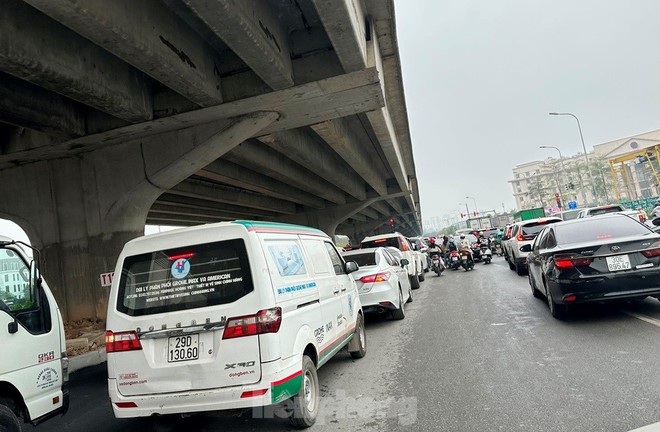 Hết phép nhưng công trường quây rào đường Nguyễn Xiển vẫn ngổn ngang gây ùn tắc - Ảnh 7.