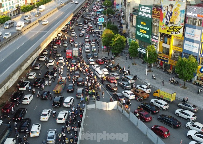 Hết phép nhưng công trường quây rào đường Nguyễn Xiển vẫn ngổn ngang gây ùn tắc - Ảnh 6.