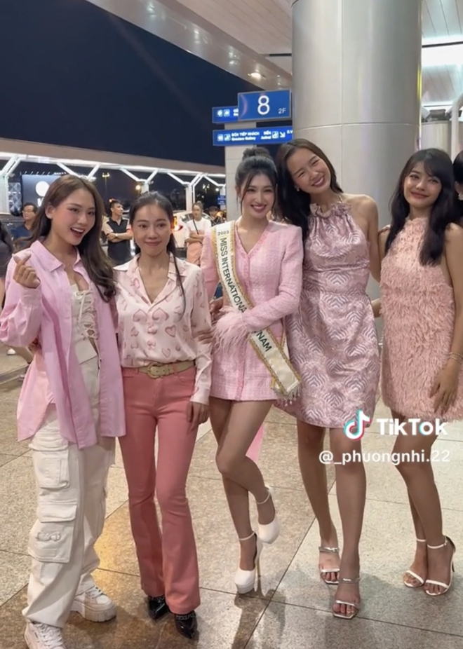 Phương Nhi l&ecirc;n đường chinh chiến Miss International: Nhan sắc ngọt ng&agrave;o, Mai Phương - Bảo Ngọc c&ugrave;ng d&agrave;n hậu đến tiễn - Ảnh 8.
