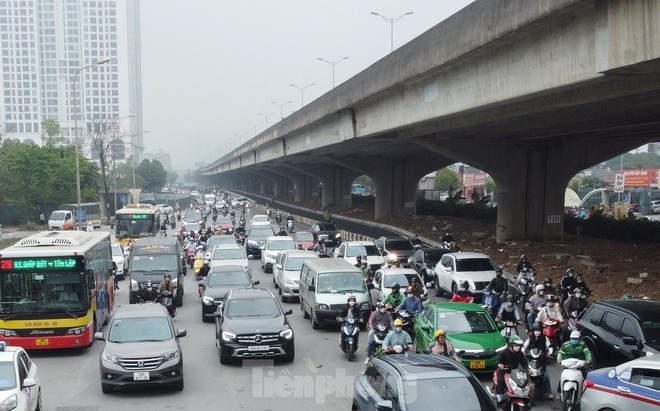 Hết phép nhưng công trường quây rào đường Nguyễn Xiển vẫn ngổn ngang gây ùn tắc - Ảnh 5.