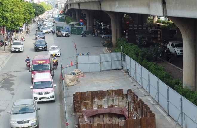 Hết phép nhưng công trường quây rào đường Nguyễn Xiển vẫn ngổn ngang gây ùn tắc - Ảnh 2.