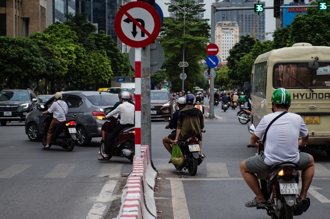 Hà Nội: Giao thông hỗn loạn sau khi tiến hành thí điểm trên đường Lê Đức Thọ - Nguyễn Hoàng - Ảnh 9.