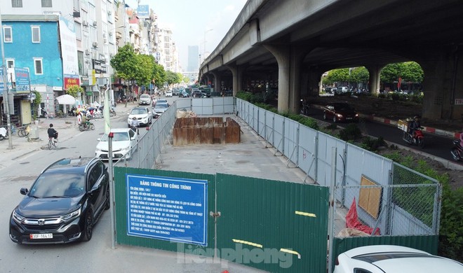 Hết phép nhưng công trường quây rào đường Nguyễn Xiển vẫn ngổn ngang gây ùn tắc - Ảnh 1.