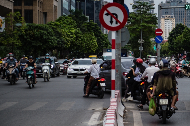 Hà Nội: Giao thông hỗn loạn sau khi tiến hành thí điểm trên đường Lê Đức Thọ - Nguyễn Hoàng - Ảnh 8.