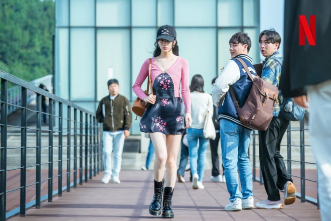 Style đẹp điên của Bae Suzy trong phim mới, bạn nên cắp sách vở học theo nếu muốn trở nên sành điệu hơn - Ảnh 6. Style đẹp điên của Bae Suzy trong phim mới, bạn nên cắp sách vở học theo nếu muốn trở nên sành điệu hơn - Ảnh 6.