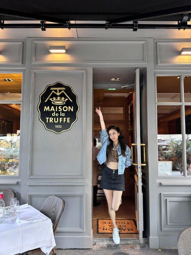 C&aacute;c n&agrave;ng 30+ muốn l&atilde;o h&oacute;a ngược, cứ cắp s&aacute;ch vở học lỏm gu thời trang của Angelababy - Ảnh 1.
