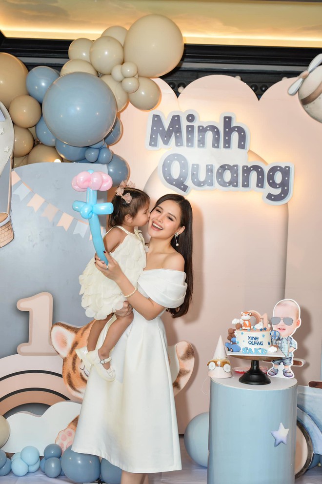 N&agrave;ng d&acirc;u h&agrave;o m&ocirc;n Phanh Lee khoe ảnh gia đ&igrave;nh, tiết lộ th&ecirc;m th&ocirc;ng tin về qu&yacute; tử vừa tr&ograve;n 1 tuổi - Ảnh 4.